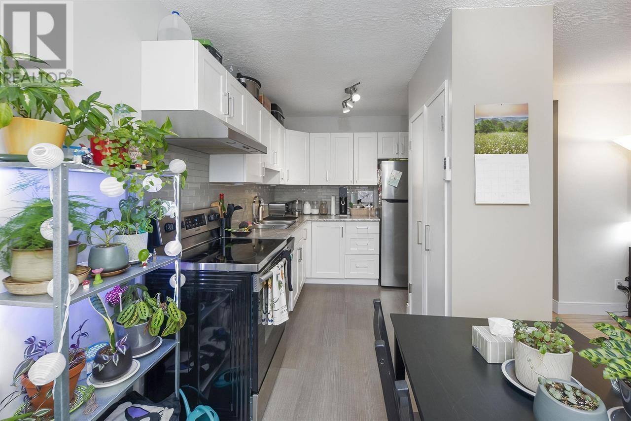 Listing Picture 16 of 31 : 5353 HASTINGS STREET, Burnaby / 本拿比 - 魯藝地產 Yvonne Lu Group - MLS Medallion Club Member