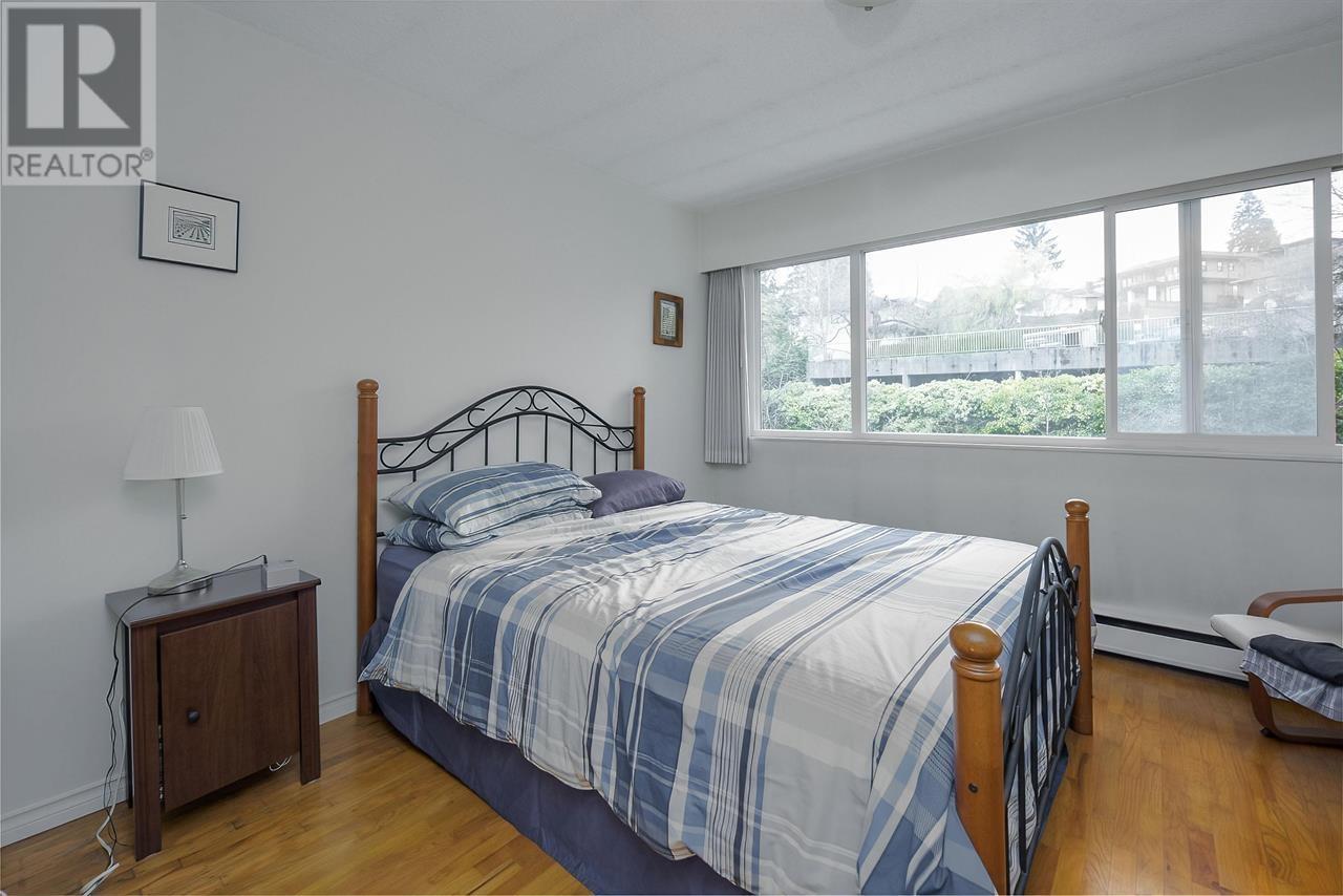 Listing Picture 19 of 31 : 5353 HASTINGS STREET, Burnaby / 本拿比 - 魯藝地產 Yvonne Lu Group - MLS Medallion Club Member