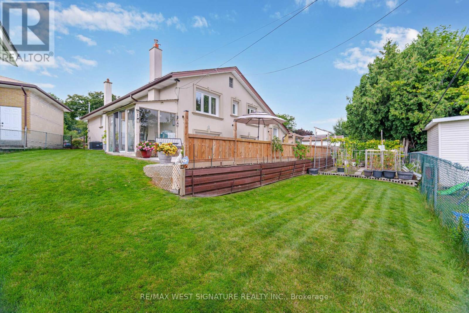 15 Bentwick Crescent, Toronto (Thistletown-Beaumonde Heights), Ontario  M9V 2R7 - Photo 26 - W9309898