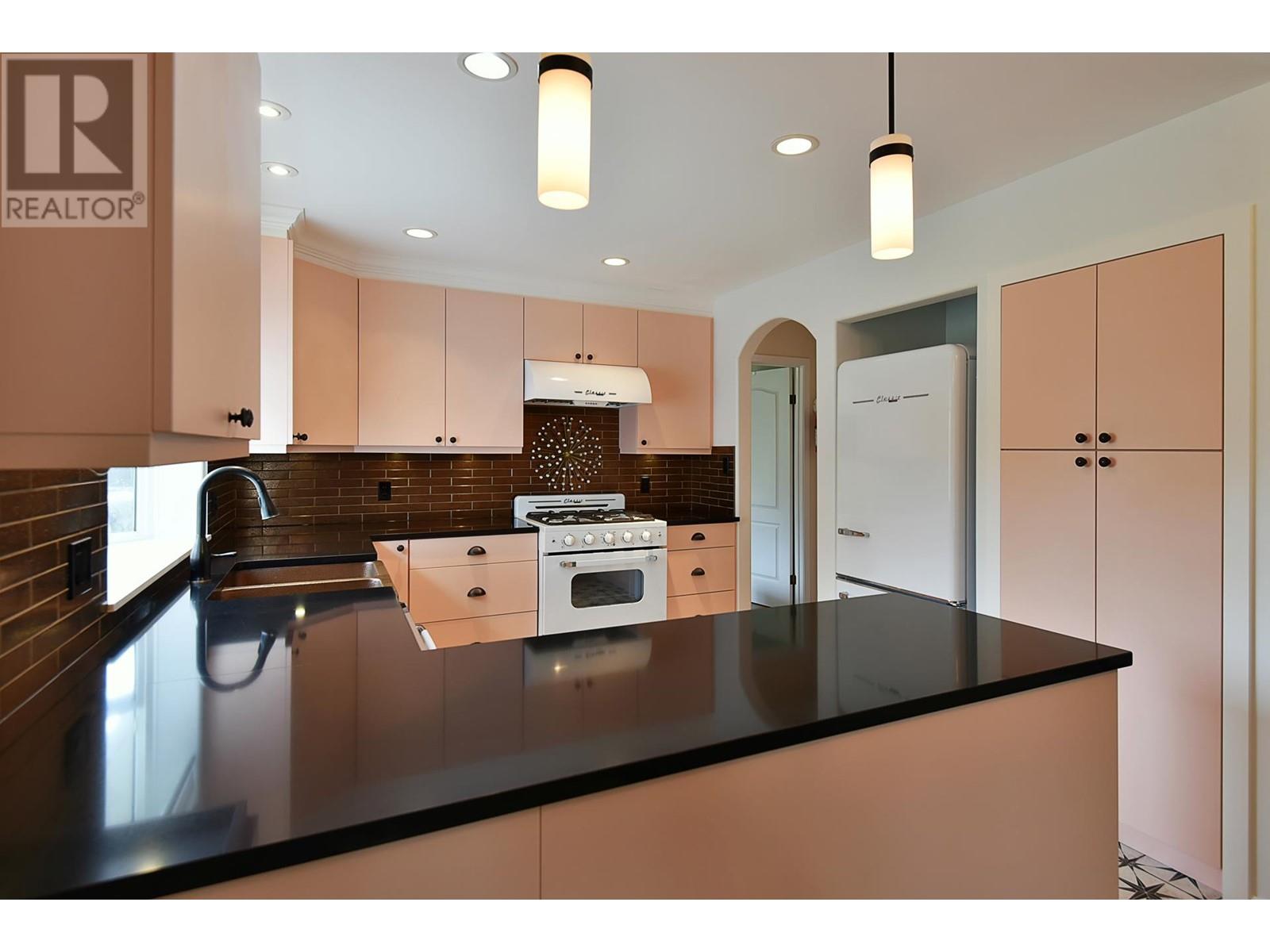 5643 Curtis Place, Sechelt, British Columbia  V7Z 0R9 - Photo 3 - R2923433