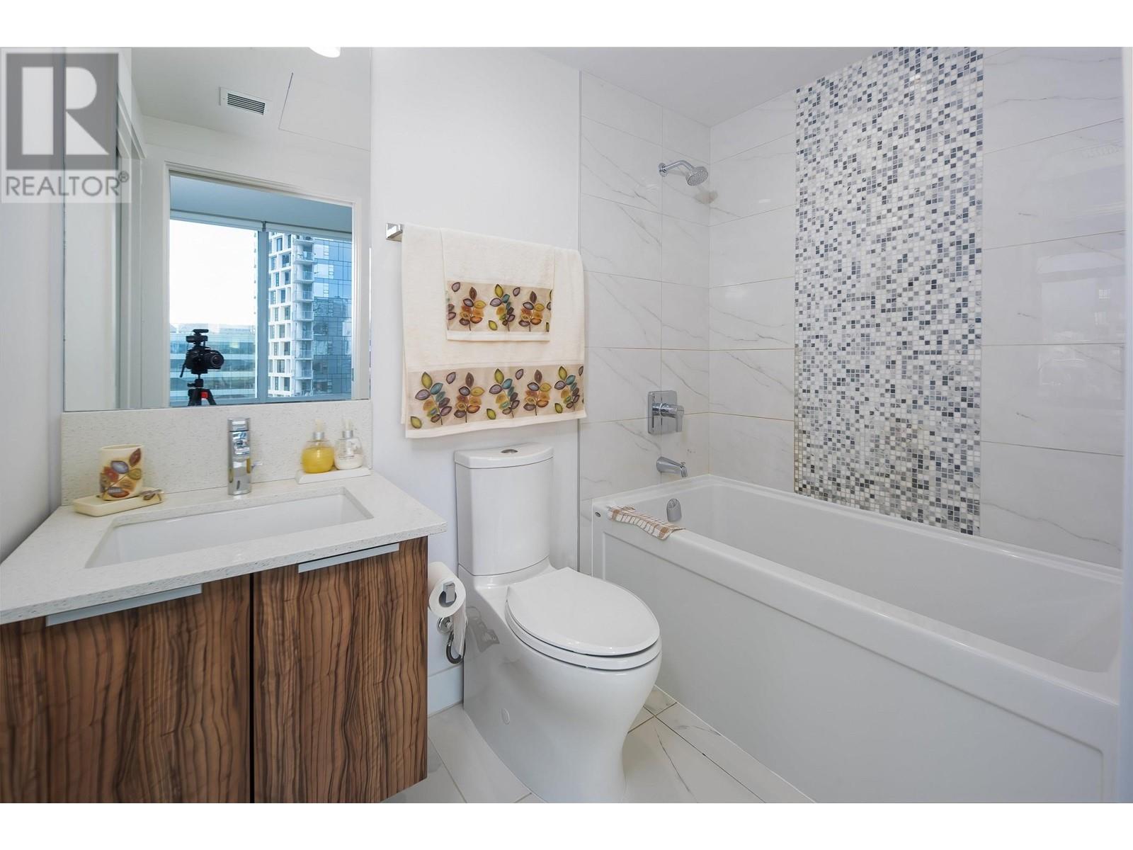 Listing Picture 6 of 11 : 2202 1283 HOWE STREET, Vancouver / 溫哥華 - 魯藝地產 Yvonne Lu Group - MLS Medallion Club Member