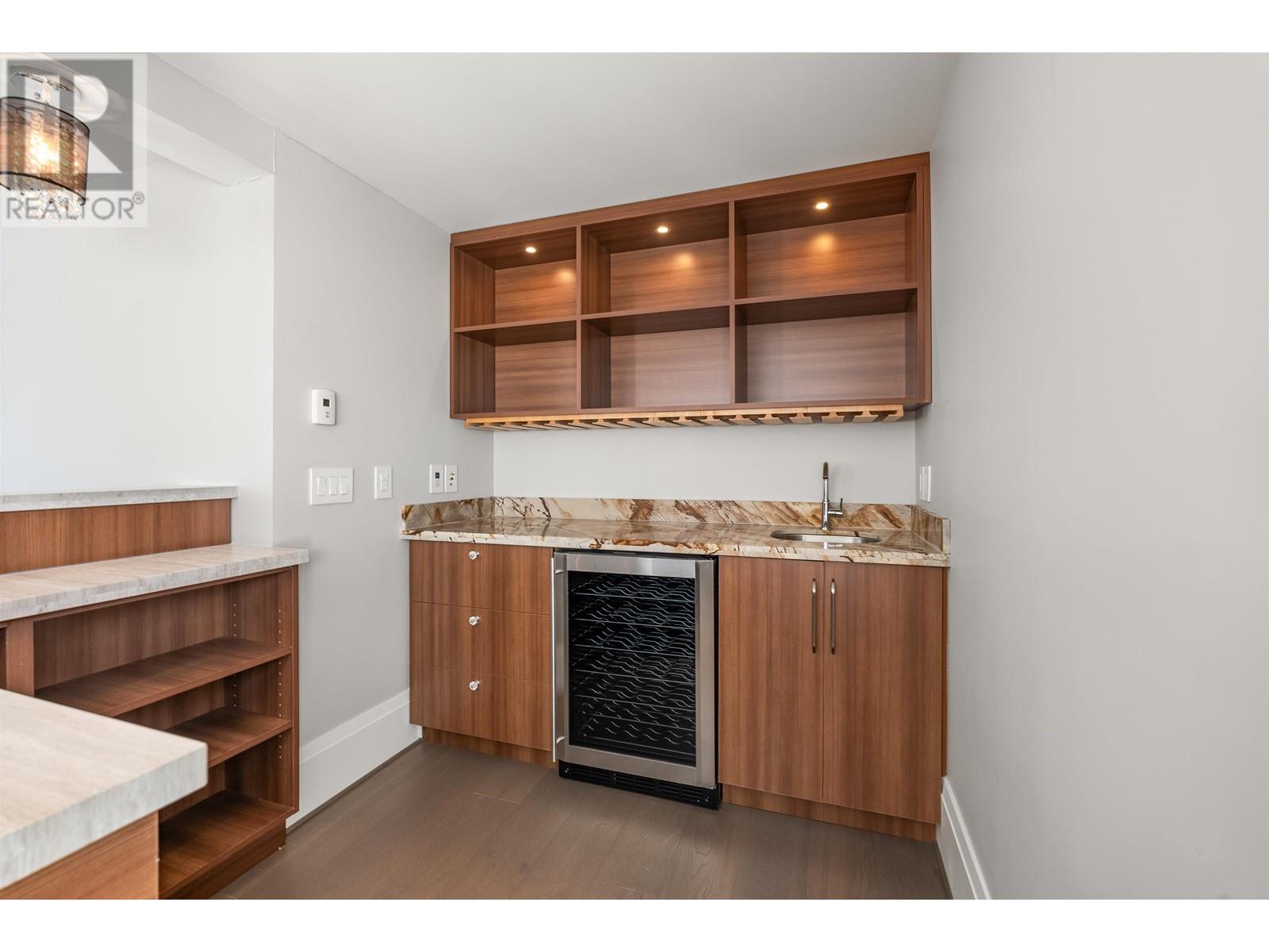 Listing Picture 28 of 40 : 3071 STEVESTON HIGHWAY, Richmond / 烈治文 - 魯藝地產 Yvonne Lu Group - MLS Medallion Club Member