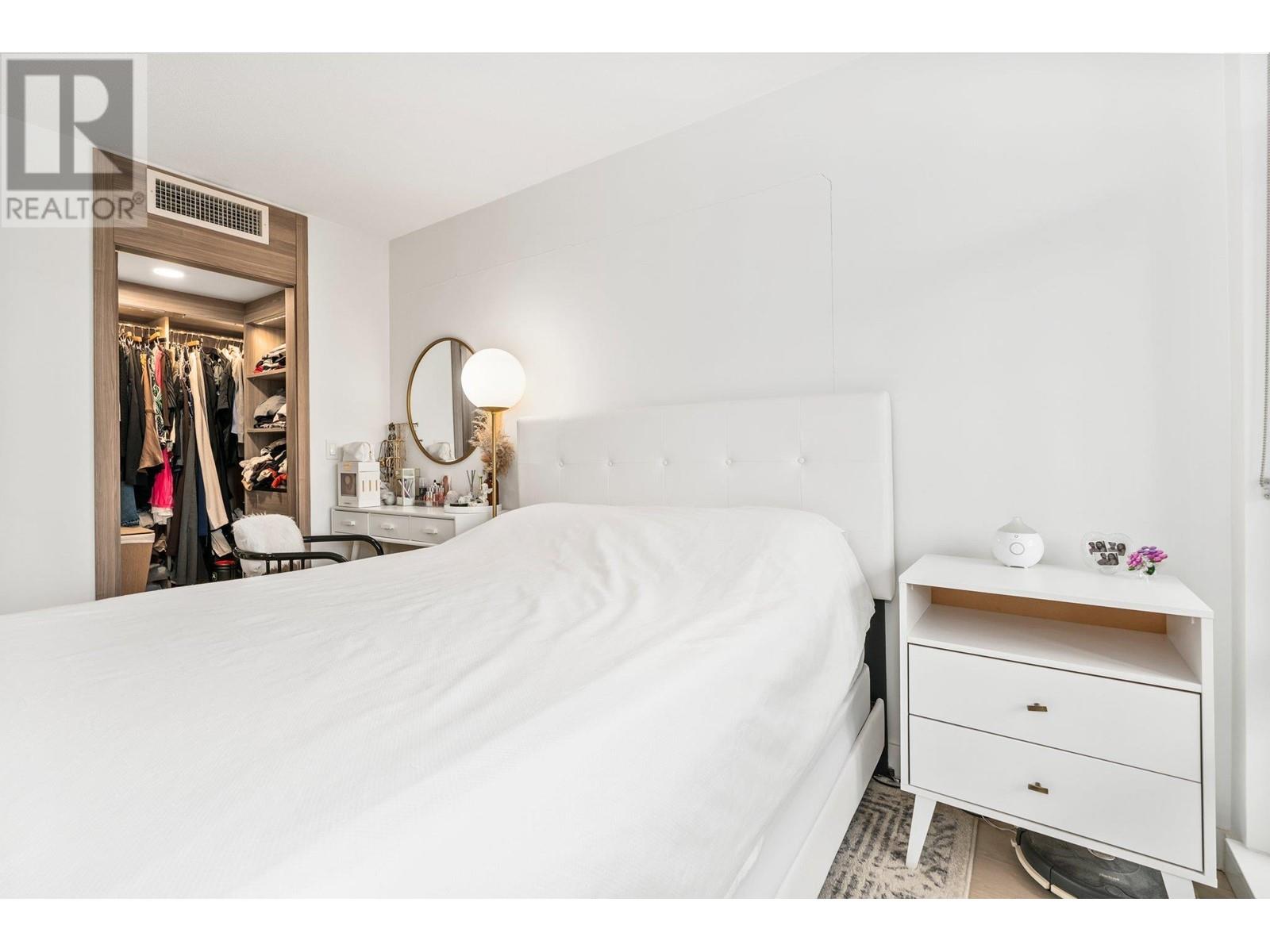 Listing Picture 12 of 16 : 716 8800 HAZELBRIDGE WAY, Richmond / 烈治文 - 魯藝地產 Yvonne Lu Group - MLS Medallion Club Member