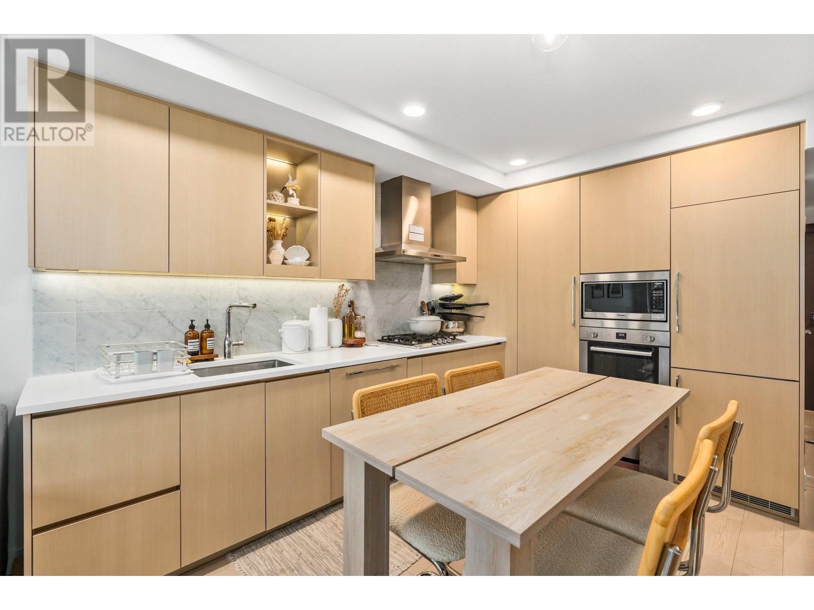 Listing Picture 3 of 16 : 716 8800 HAZELBRIDGE WAY, Richmond / 烈治文 - 魯藝地產 Yvonne Lu Group - MLS Medallion Club Member