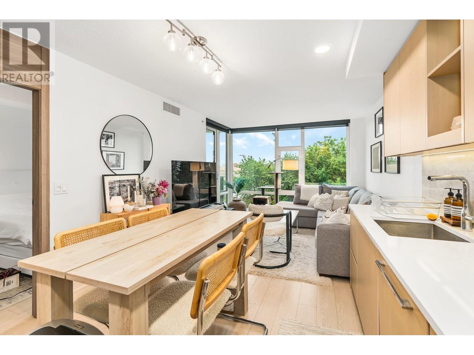Listing Picture 2 of 16 : 716 8800 HAZELBRIDGE WAY, Richmond / 烈治文 - 魯藝地產 Yvonne Lu Group - MLS Medallion Club Member