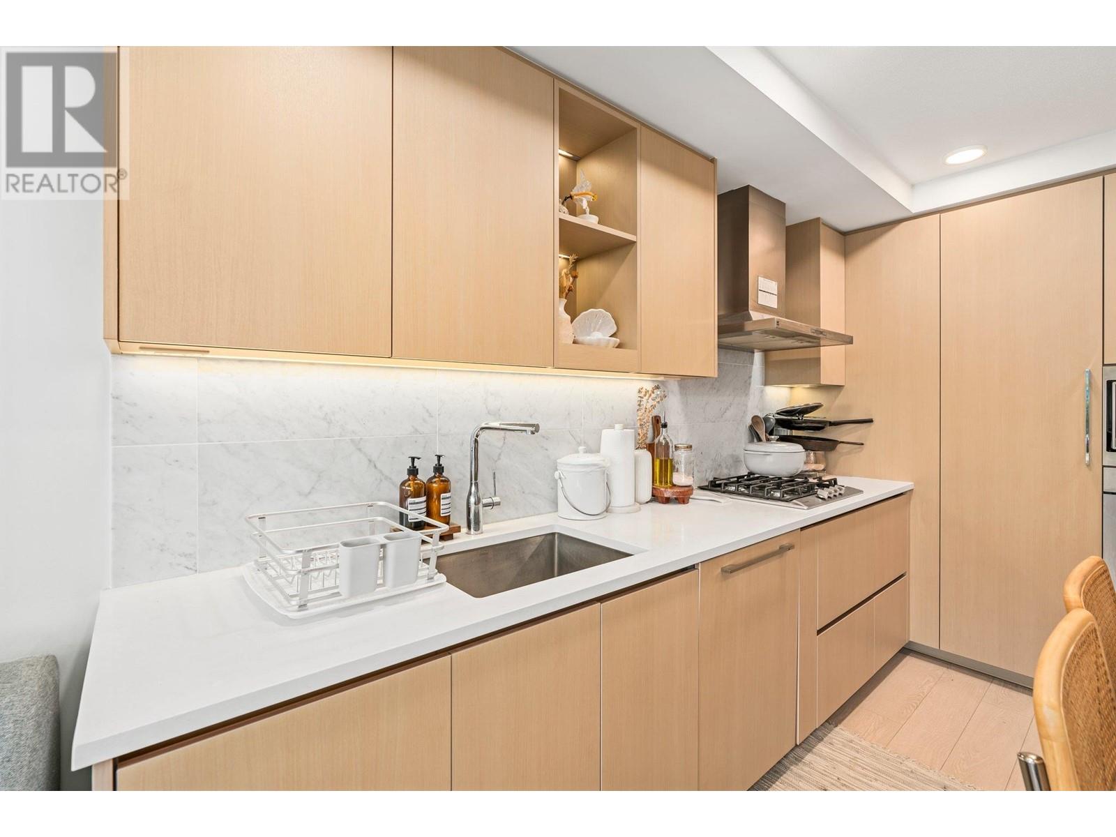 Listing Picture 4 of 16 : 716 8800 HAZELBRIDGE WAY, Richmond / 烈治文 - 魯藝地產 Yvonne Lu Group - MLS Medallion Club Member