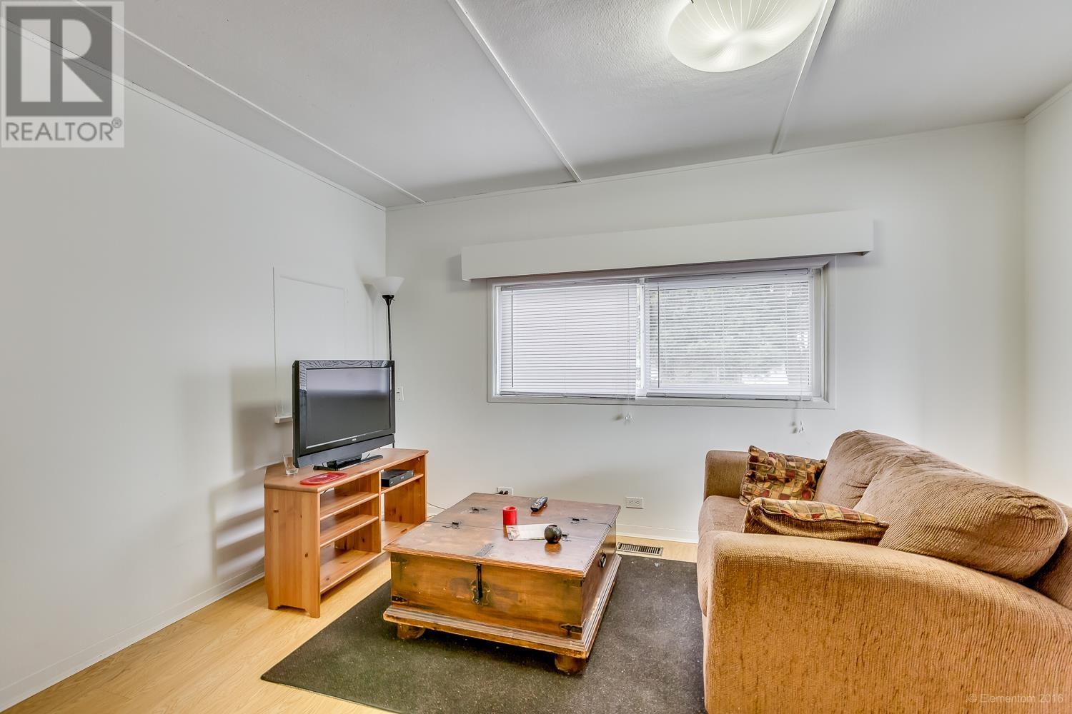 Listing Picture 12 of 22 : 5405 COLLEGE STREET, Vancouver / 溫哥華 - 魯藝地產 Yvonne Lu Group - MLS Medallion Club Member