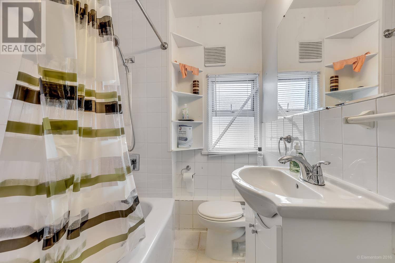 Listing Picture 17 of 22 : 5405 COLLEGE STREET, Vancouver / 溫哥華 - 魯藝地產 Yvonne Lu Group - MLS Medallion Club Member