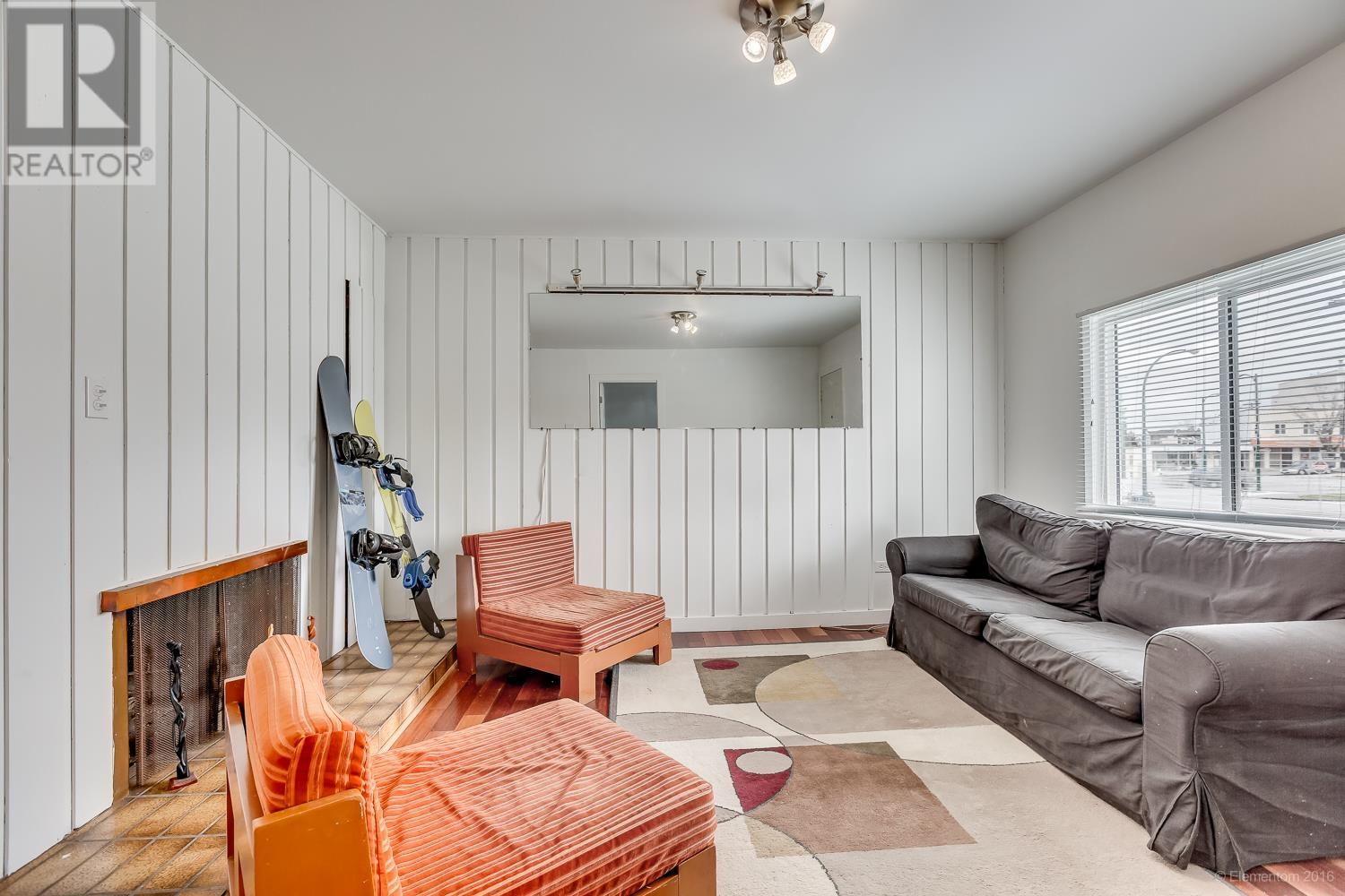 Listing Picture 2 of 22 : 5405 COLLEGE STREET, Vancouver / 溫哥華 - 魯藝地產 Yvonne Lu Group - MLS Medallion Club Member