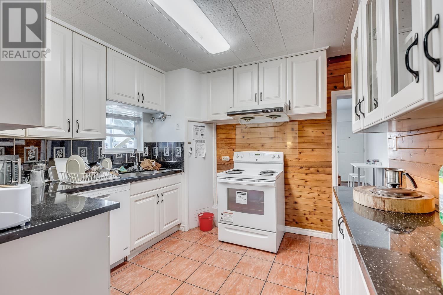 Listing Picture 3 of 22 : 5405 COLLEGE STREET, Vancouver / 溫哥華 - 魯藝地產 Yvonne Lu Group - MLS Medallion Club Member