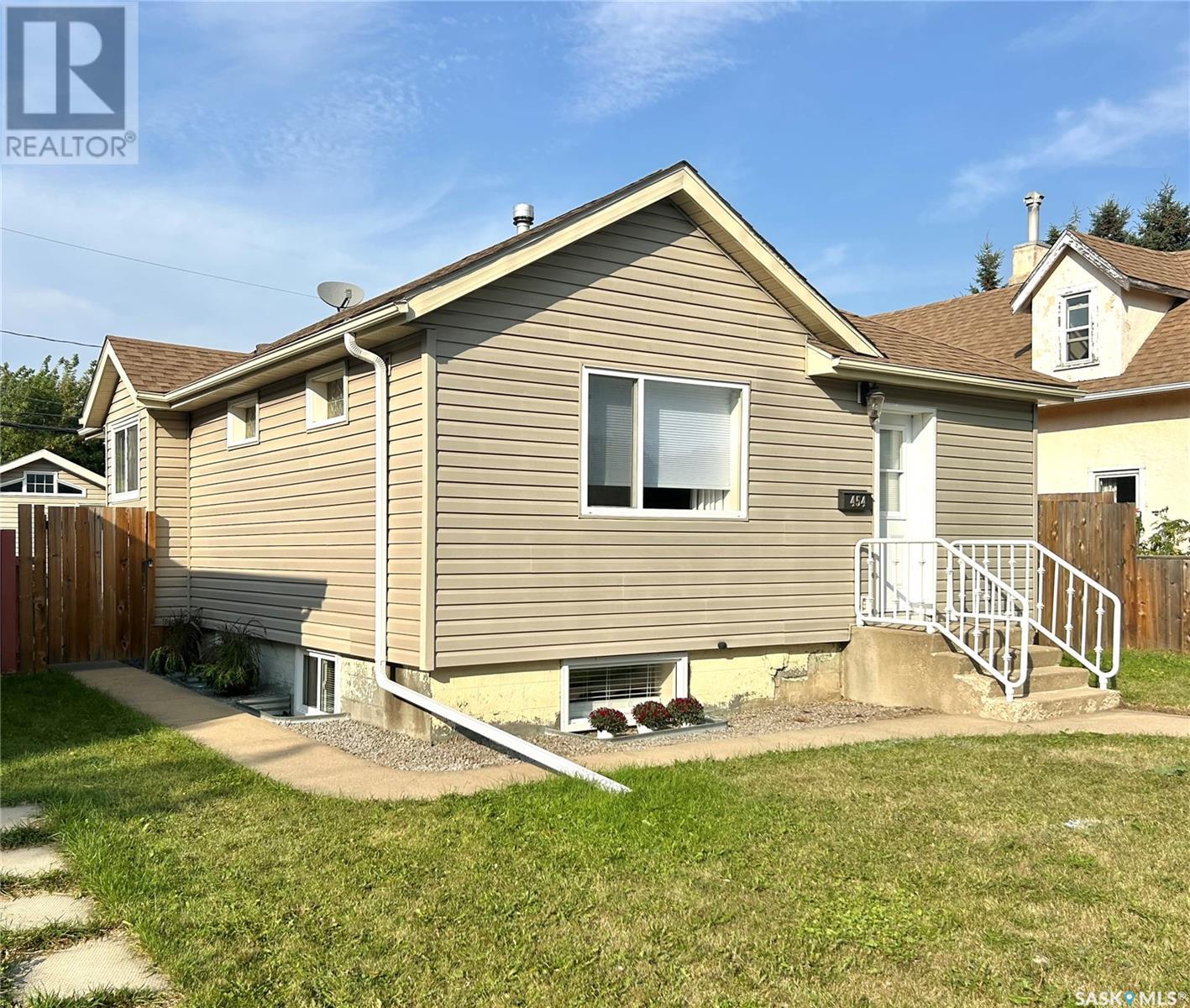 454 7th Street E, Prince Albert, Saskatchewan  S6V 0S3 - Photo 2 - SK983257