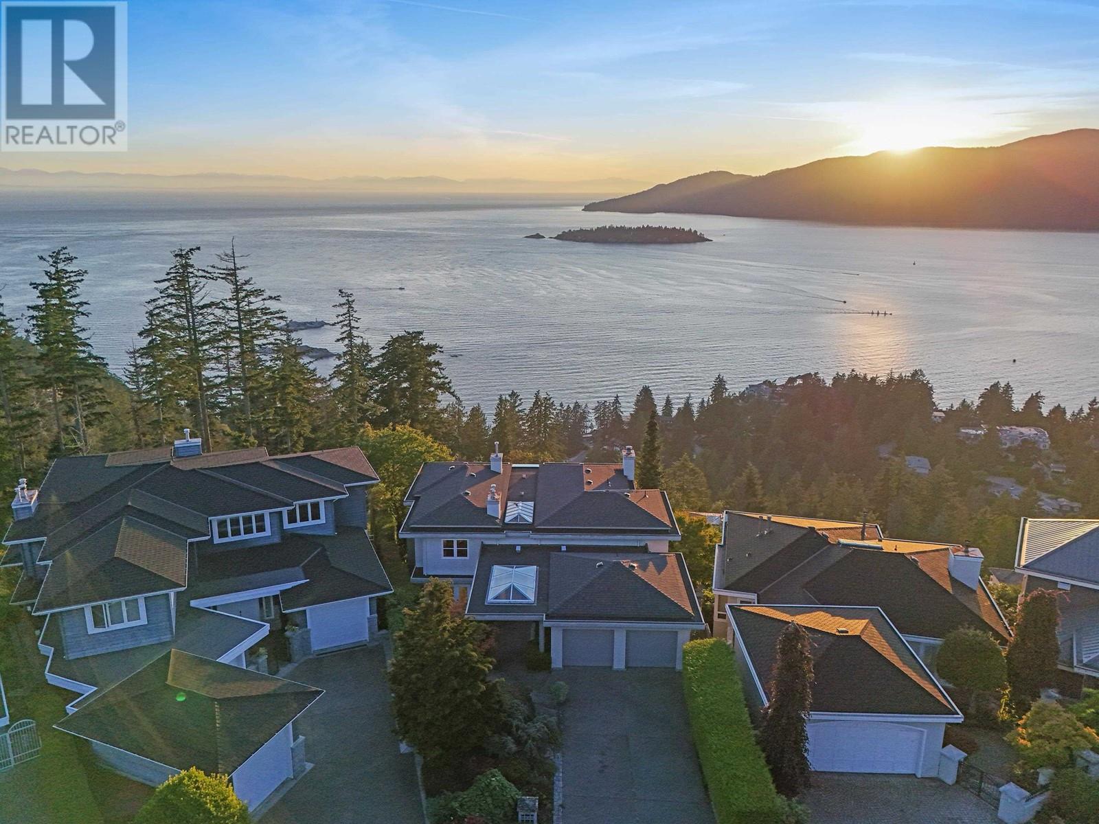 5476 WEST VISTA COURT, west vancouver, British Columbia