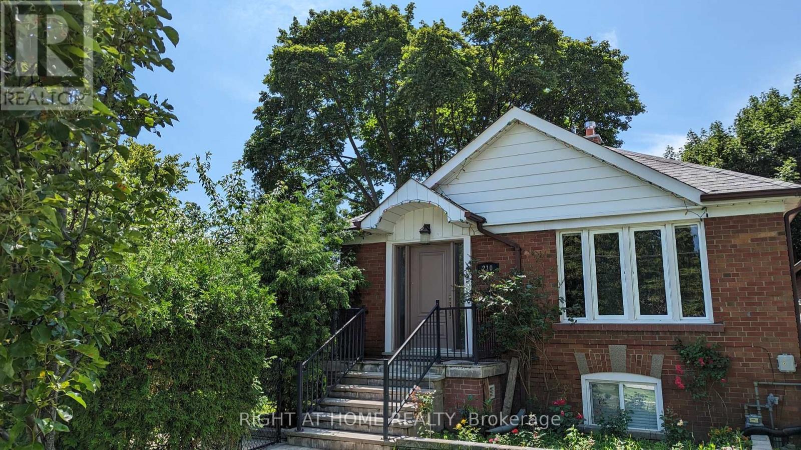 210 Prince Edward Drive S, Toronto (Stonegate-Queensway), Ontario  M8Y 3X3 - Photo 1 - W9343524