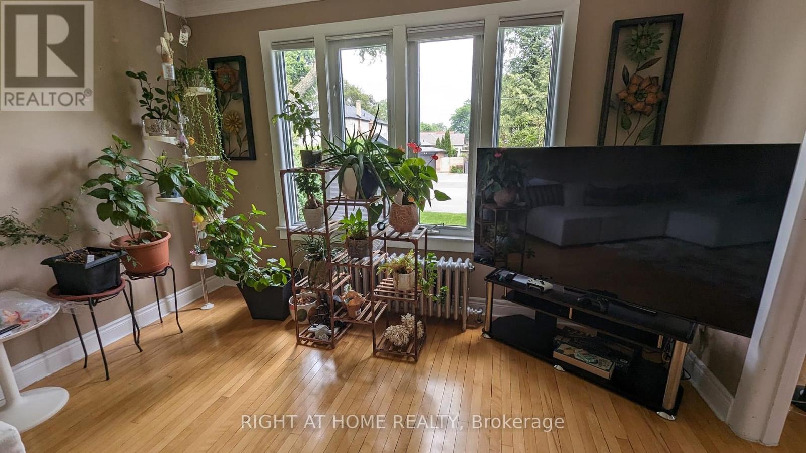 210 Prince Edward Drive S, Toronto (Stonegate-Queensway), Ontario  M8Y 3X3 - Photo 3 - W9343524