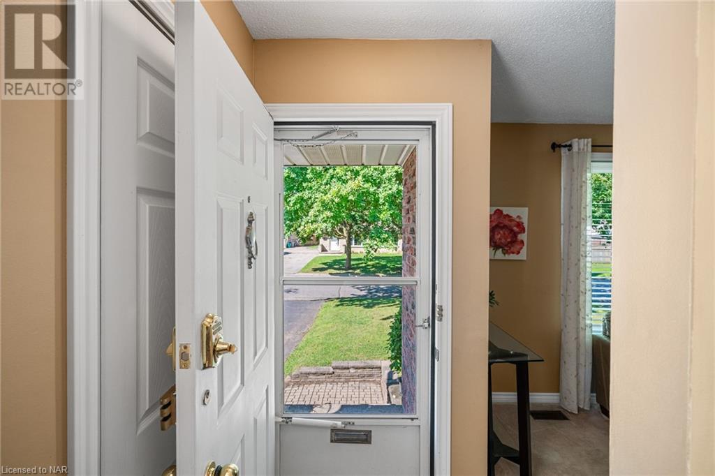 8 Mcnicholl Circle, St. Catharines, Ontario  L2N 7C5 - Photo 5 - 40643717