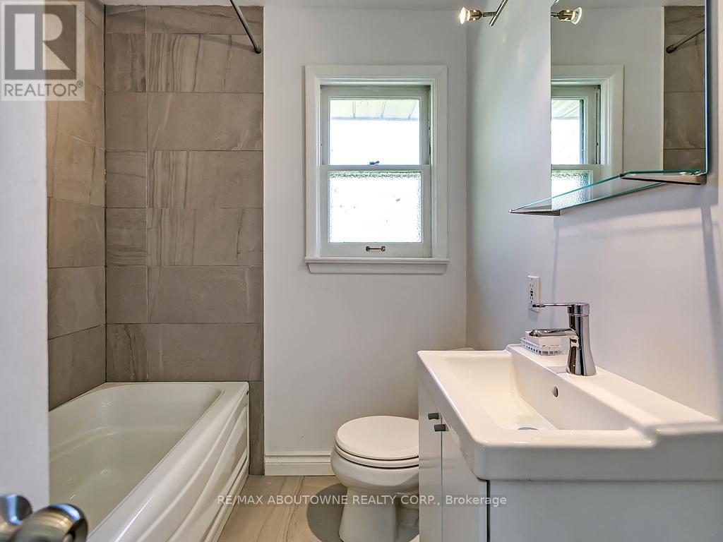 2067 Devon Road E, Oakville (Eastlake), Ontario  L6J 2N1 - Photo 13 - W9344617