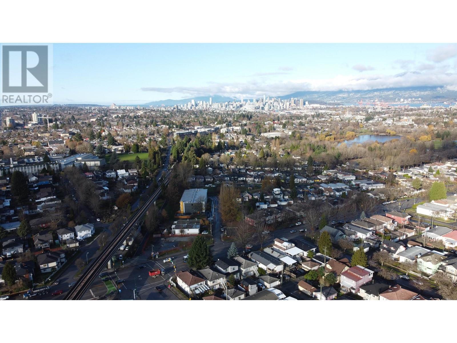 Listing Picture 3 of 3 : 4035 KAMLOOPS STREET, Vancouver / 溫哥華 - 魯藝地產 Yvonne Lu Group - MLS Medallion Club Member