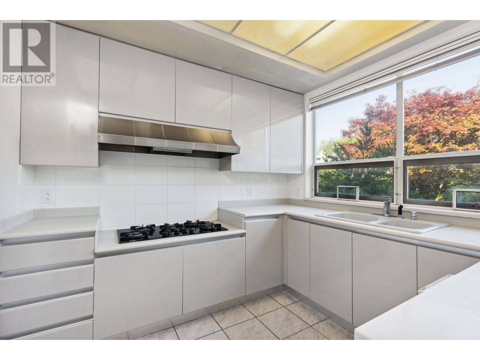 Listing Picture 11 of 38 : 6808 ANGUS DRIVE, Vancouver / 溫哥華 - 魯藝地產 Yvonne Lu Group - MLS Medallion Club Member