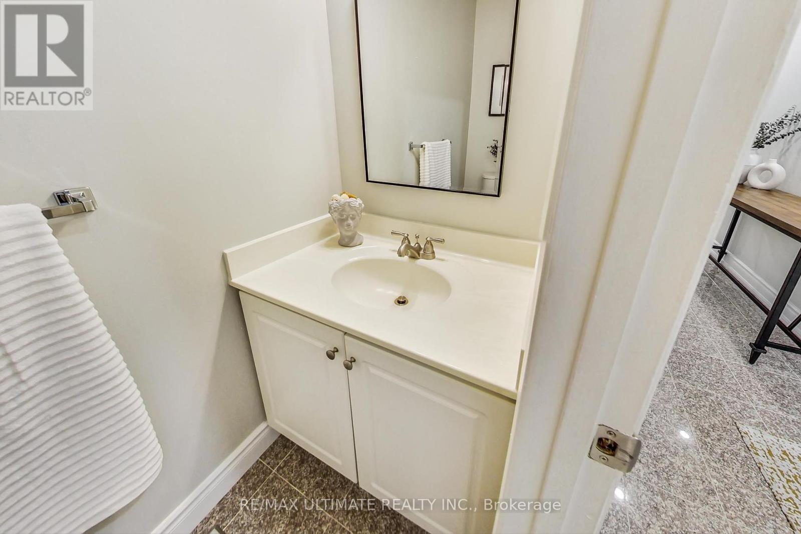 8 Markburn Court, Toronto (Eringate-Centennial-West Deane), Ontario  M9C 4Z1 - Photo 11 - W9345053