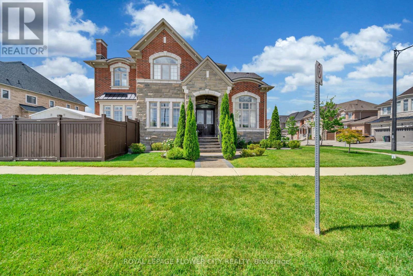 9 Balloon Crescent, Brampton (Toronto Gore Rural Estate), Ontario  L6P 4B7 - Photo 2 - W9308808