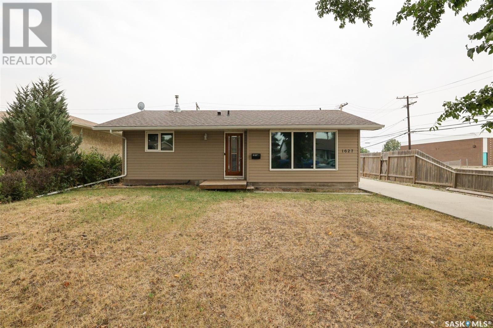 1627 8th Avenue N, Regina, Saskatchewan  S4R 0G4 - Photo 1 - SK983549