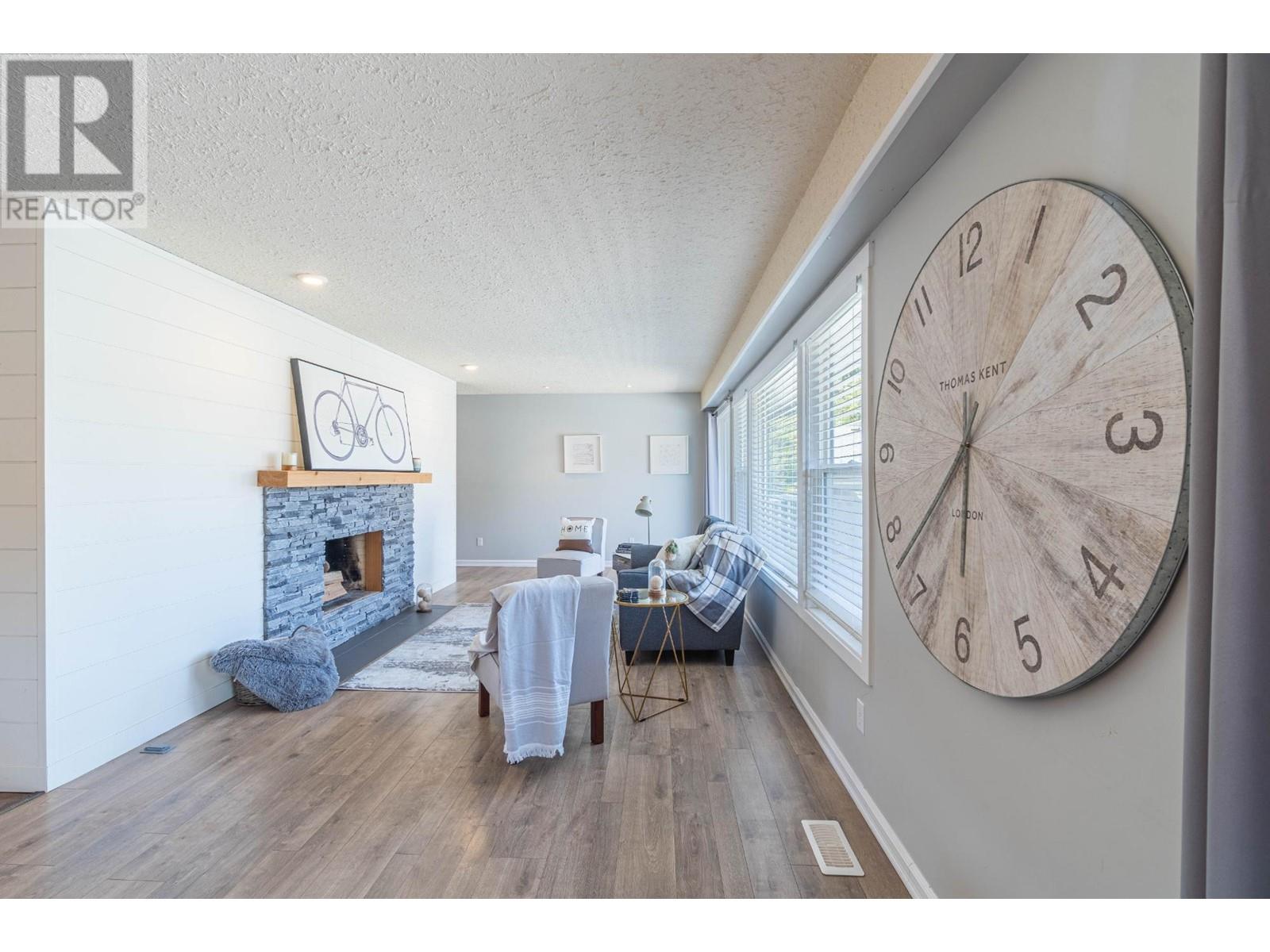 4875 Kathleen Place, Kamloops, British Columbia  V2H 1M1 - Photo 2 - 180891