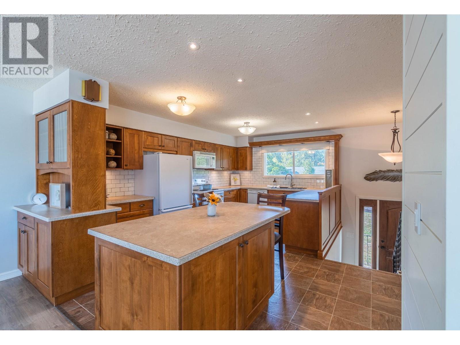 4875 Kathleen Place, Kamloops, British Columbia  V2H 1M1 - Photo 8 - 180891
