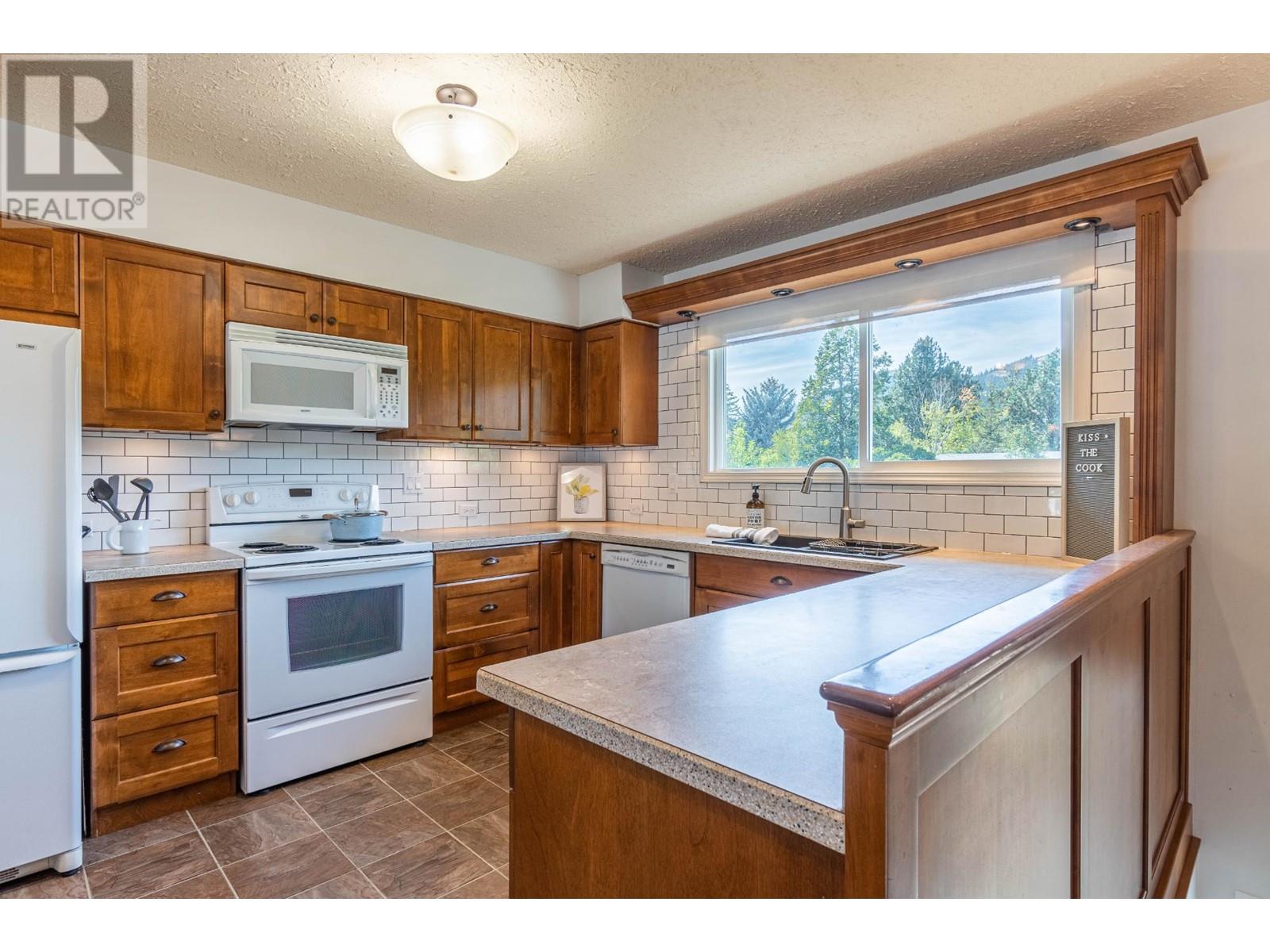 4875 Kathleen Place, Kamloops, British Columbia  V2H 1M1 - Photo 9 - 180891