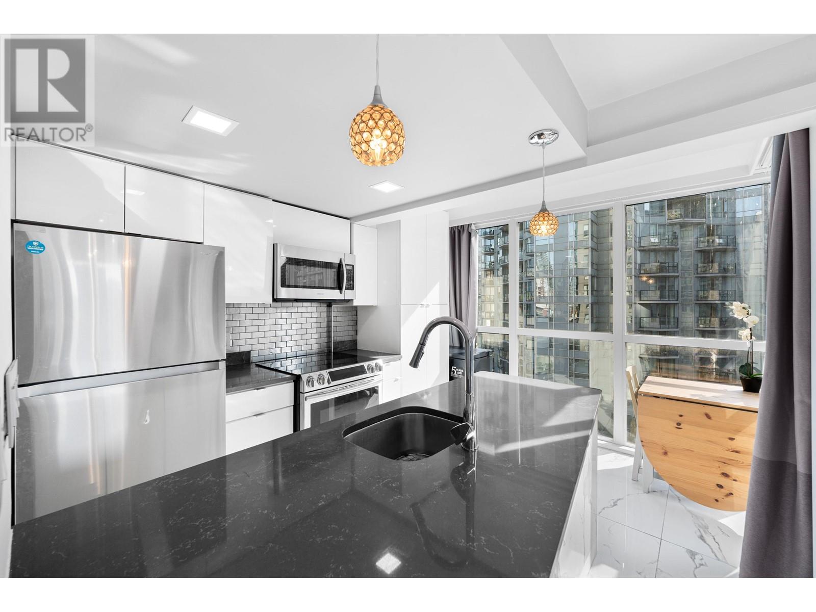 Listing Picture 12 of 28 : 702 1188 HOWE STREET, Vancouver / 溫哥華 - 魯藝地產 Yvonne Lu Group - MLS Medallion Club Member