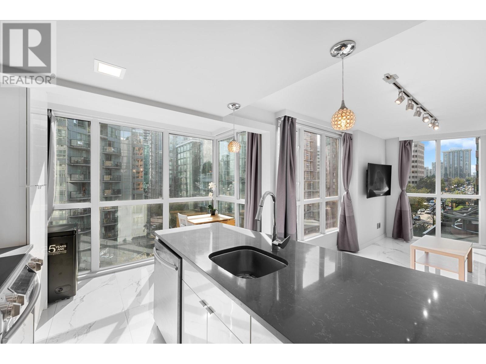 Listing Picture 10 of 28 : 702 1188 HOWE STREET, Vancouver / 溫哥華 - 魯藝地產 Yvonne Lu Group - MLS Medallion Club Member