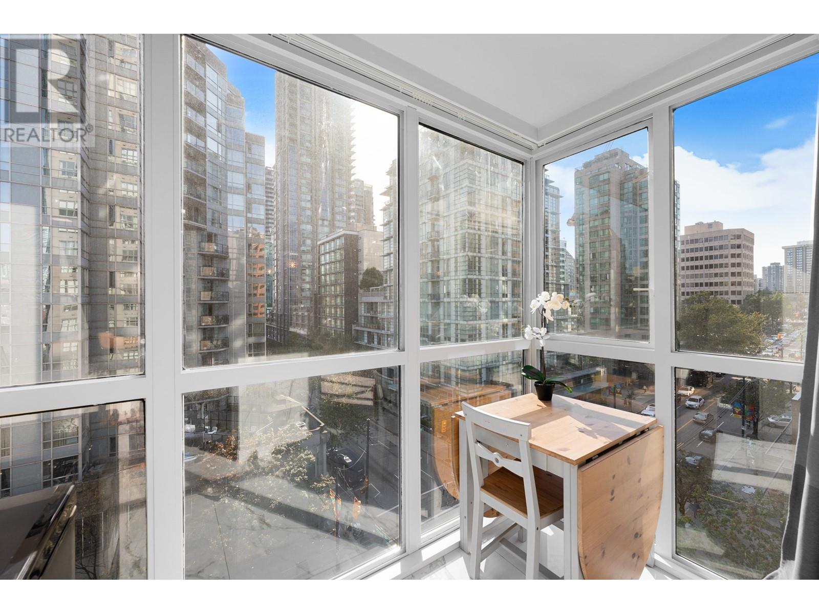 Listing Picture 13 of 28 : 702 1188 HOWE STREET, Vancouver / 溫哥華 - 魯藝地產 Yvonne Lu Group - MLS Medallion Club Member