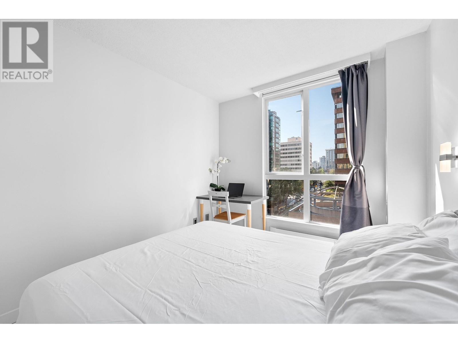 Listing Picture 15 of 28 : 702 1188 HOWE STREET, Vancouver / 溫哥華 - 魯藝地產 Yvonne Lu Group - MLS Medallion Club Member