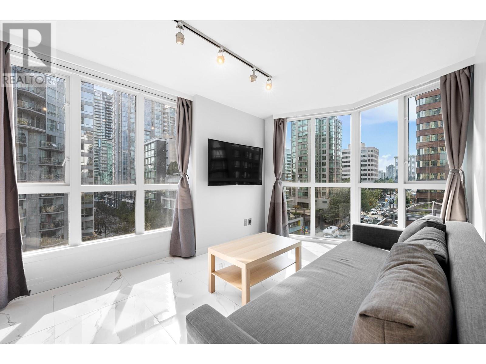 Listing Picture 4 of 28 : 702 1188 HOWE STREET, Vancouver / 溫哥華 - 魯藝地產 Yvonne Lu Group - MLS Medallion Club Member