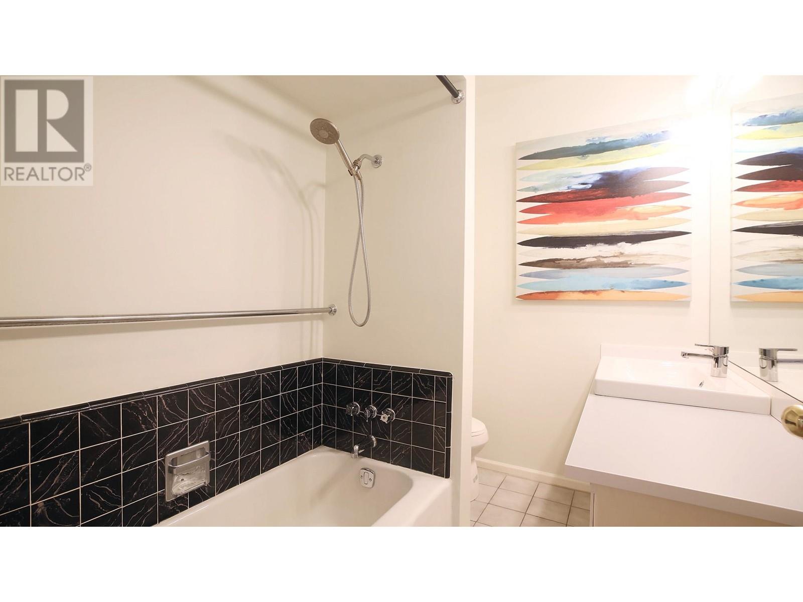 Listing Picture 11 of 19 : 1461 SHERLOCK AVENUE, Burnaby / 本拿比 - 魯藝地產 Yvonne Lu Group - MLS Medallion Club Member