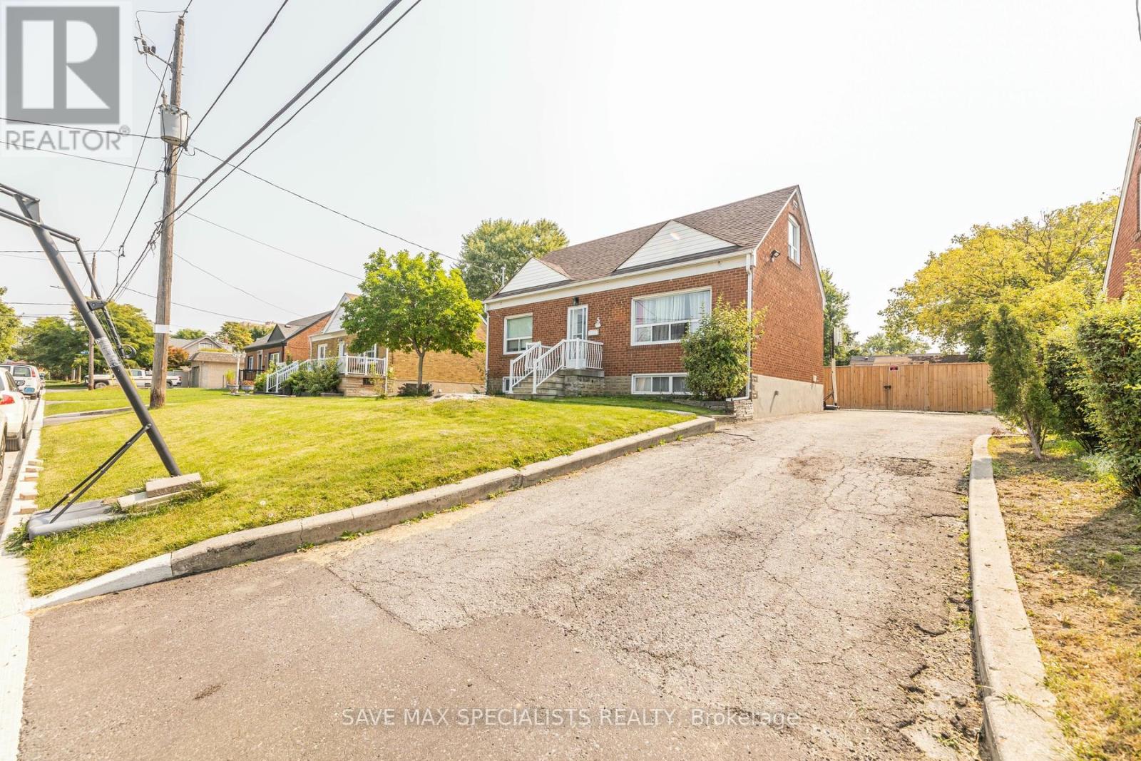 5 Mayall Avenue, Toronto (Downsview-Roding-Cfb), Ontario  M3L 1E3 - Photo 3 - W9349221