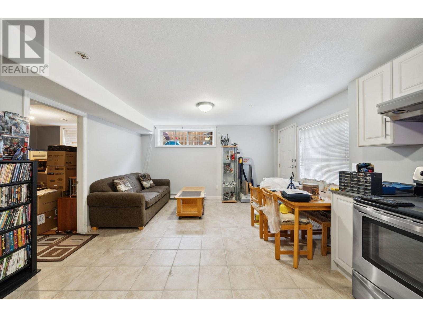 Listing Picture 11 of 13 : 3298 E 2ND AVENUE, Vancouver / 溫哥華 - 魯藝地產 Yvonne Lu Group - MLS Medallion Club Member