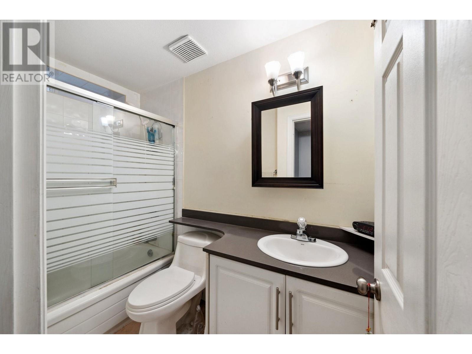 Listing Picture 6 of 13 : 3298 E 2ND AVENUE, Vancouver / 溫哥華 - 魯藝地產 Yvonne Lu Group - MLS Medallion Club Member