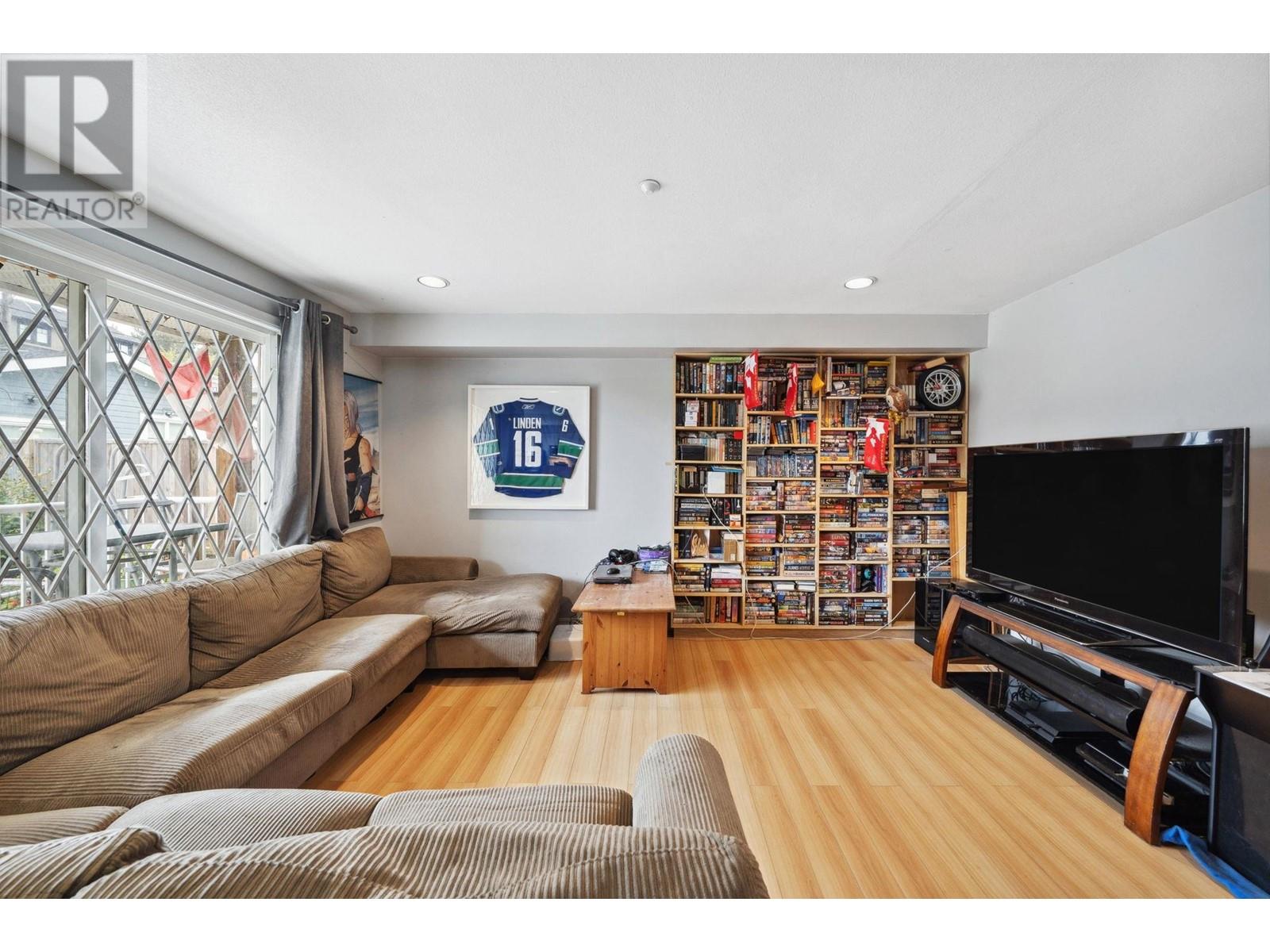 Listing Picture 9 of 13 : 3298 E 2ND AVENUE, Vancouver / 溫哥華 - 魯藝地產 Yvonne Lu Group - MLS Medallion Club Member