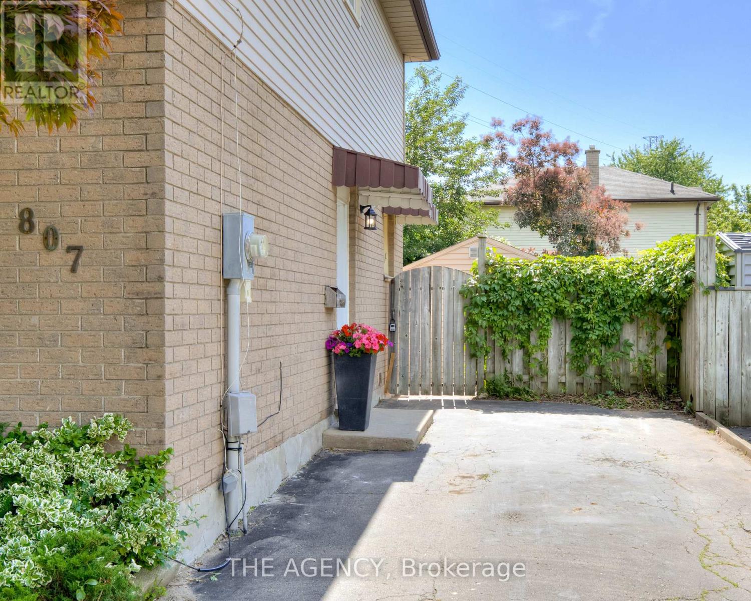 Property at 807 ELGIN STREET N image 3