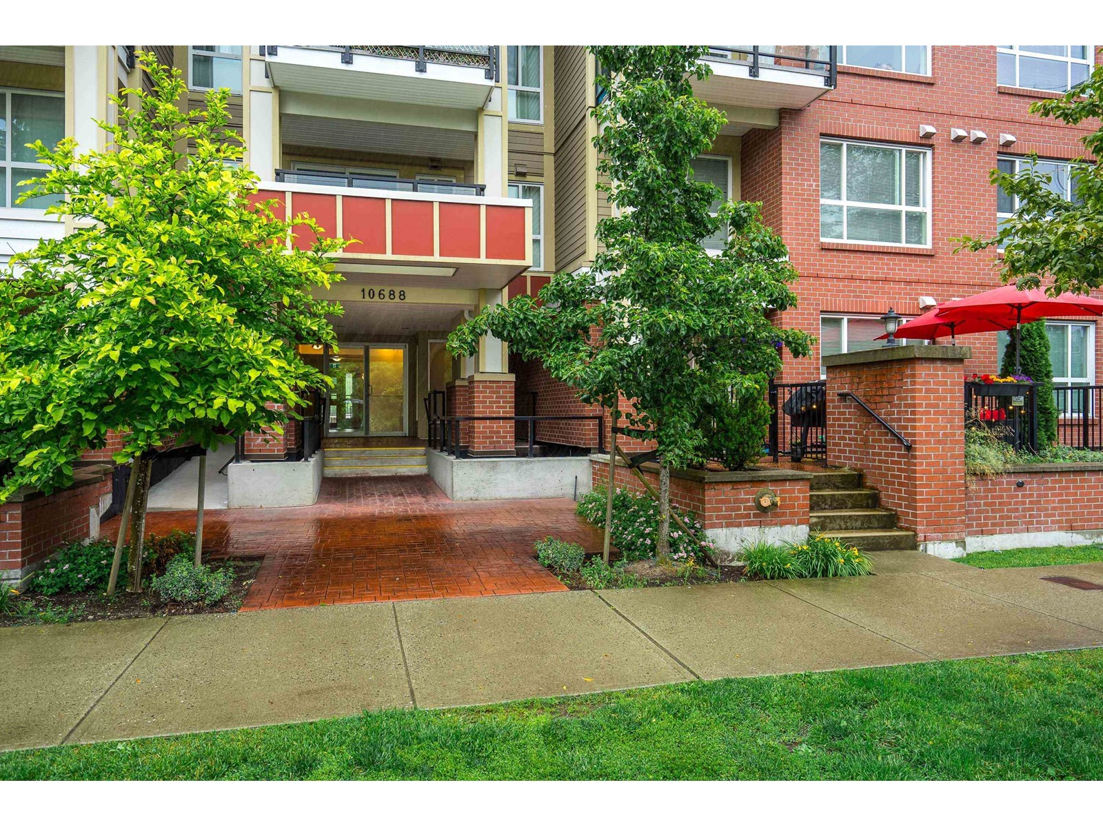 212 10688 140 Street, Surrey, British Columbia  V3T 0M6 - Photo 1 - R2926237