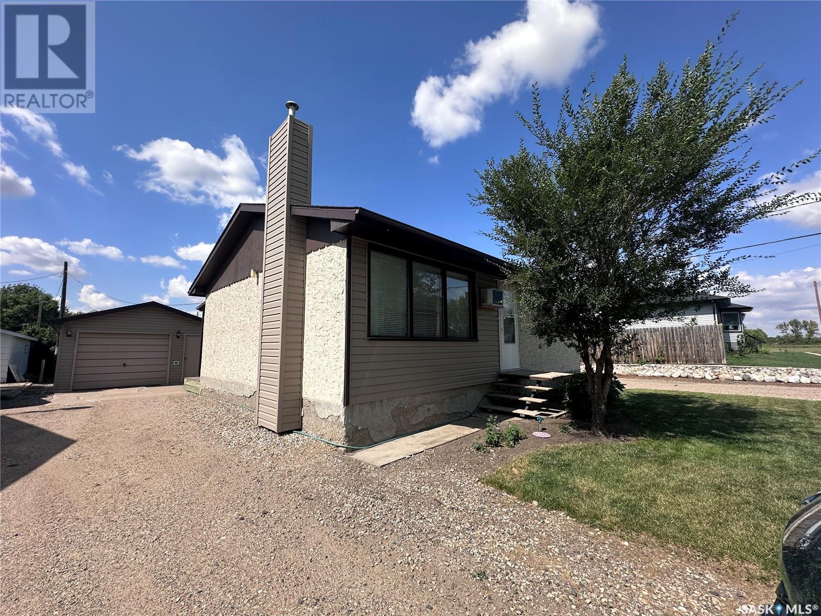 426 Taylor Street, Bienfait, Saskatchewan  S0C 0M0 - Photo 1 - SK983241