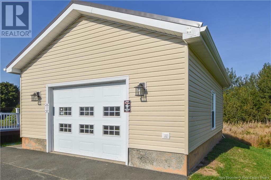 Property at 149 4e Street image 3