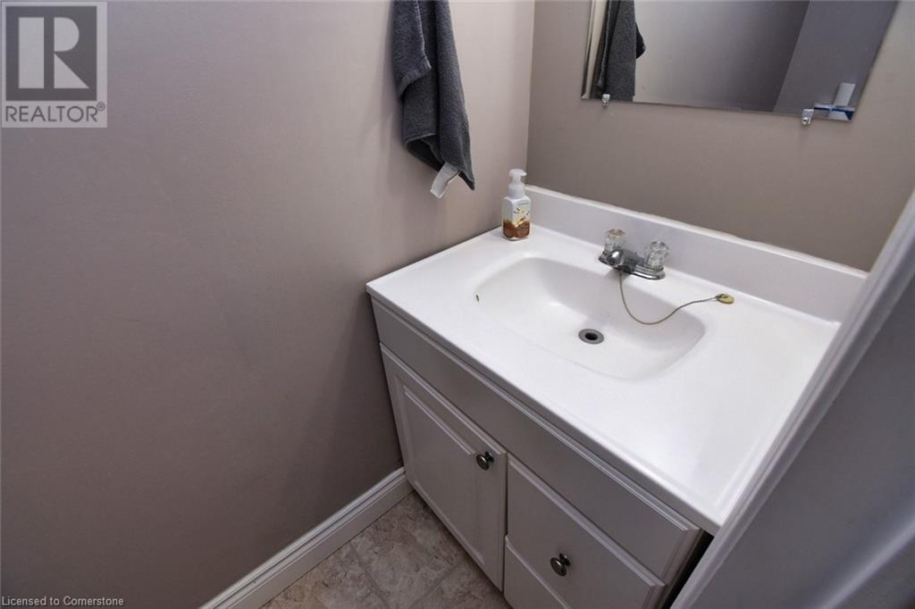 581 Plains Road E, Burlington, Ontario  L7T 2E6 - Photo 15 - XH4192973