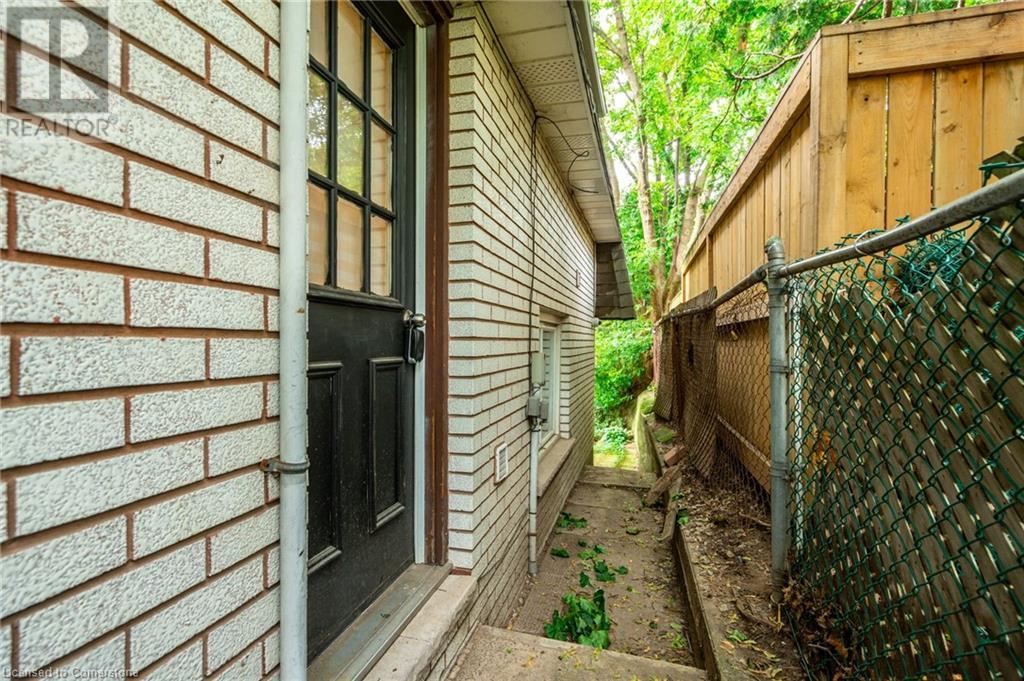 13 Henry Street Unit# Upper, Hamilton, Ontario L8P 1G7 - Photo 3 - XH4202040