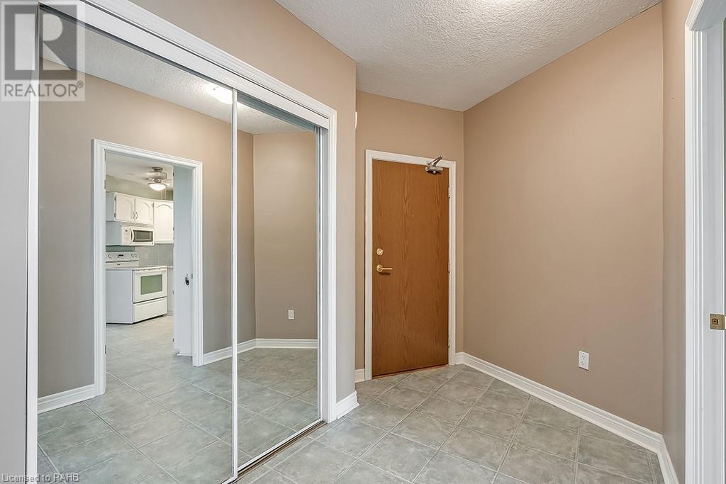 5250 Lakeshore Road Unit# 1009, Burlington, Ontario  L7L 5L2 - Photo 3 - XH4203296