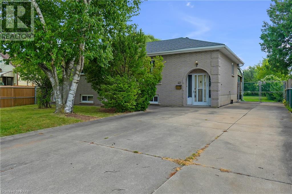 42 Deerhurst Road, Stoney Creek, Ontario  L8E 2E4 - Photo 2 - XH4203318