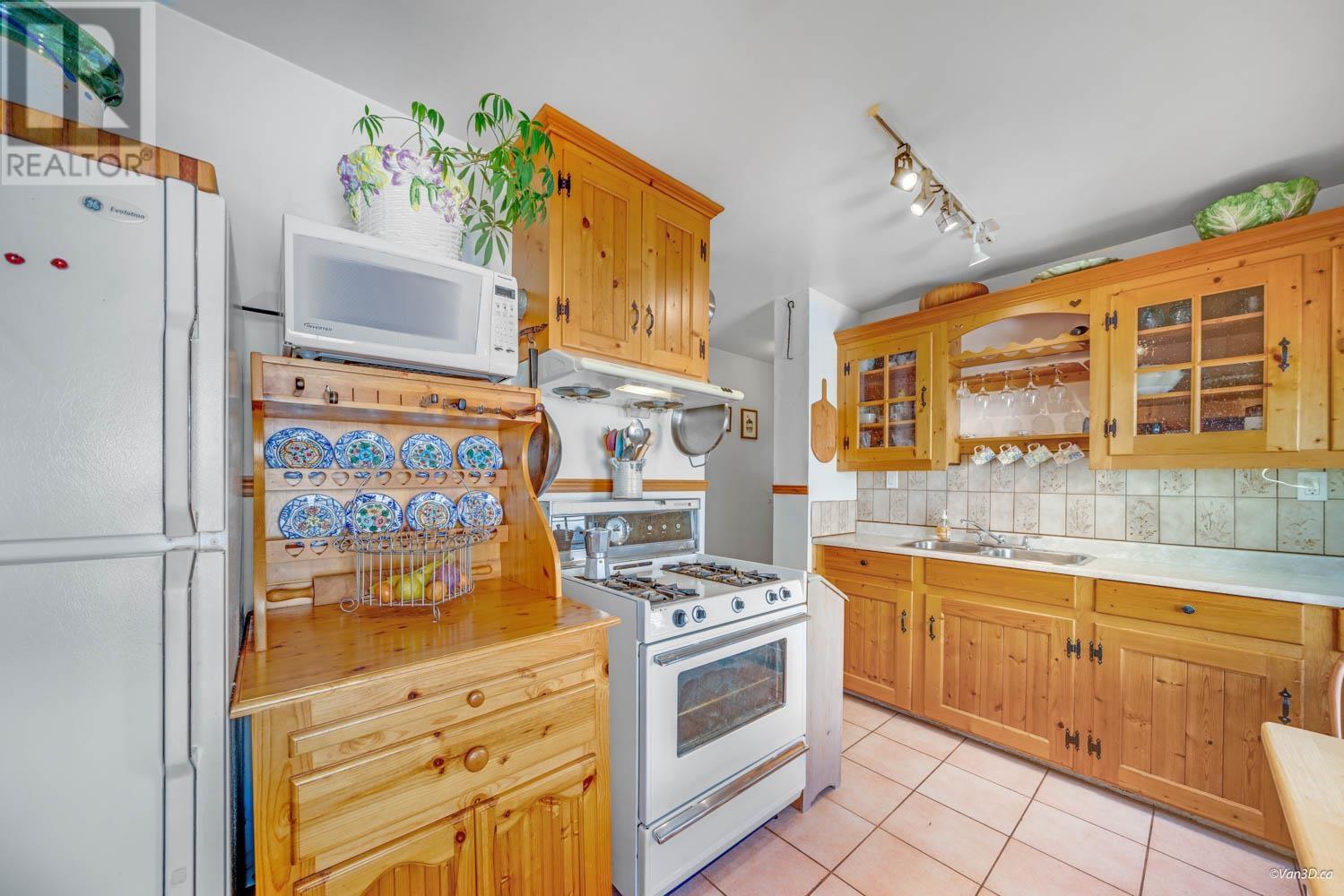 Listing Picture 14 of 31 : 3463 MONS DRIVE, Vancouver / 溫哥華 - 魯藝地產 Yvonne Lu Group - MLS Medallion Club Member