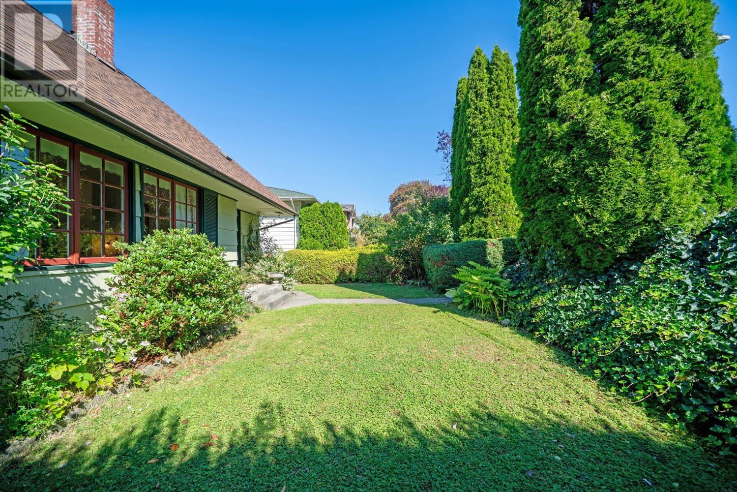 Listing Picture 2 of 31 : 3463 MONS DRIVE, Vancouver / 溫哥華 - 魯藝地產 Yvonne Lu Group - MLS Medallion Club Member