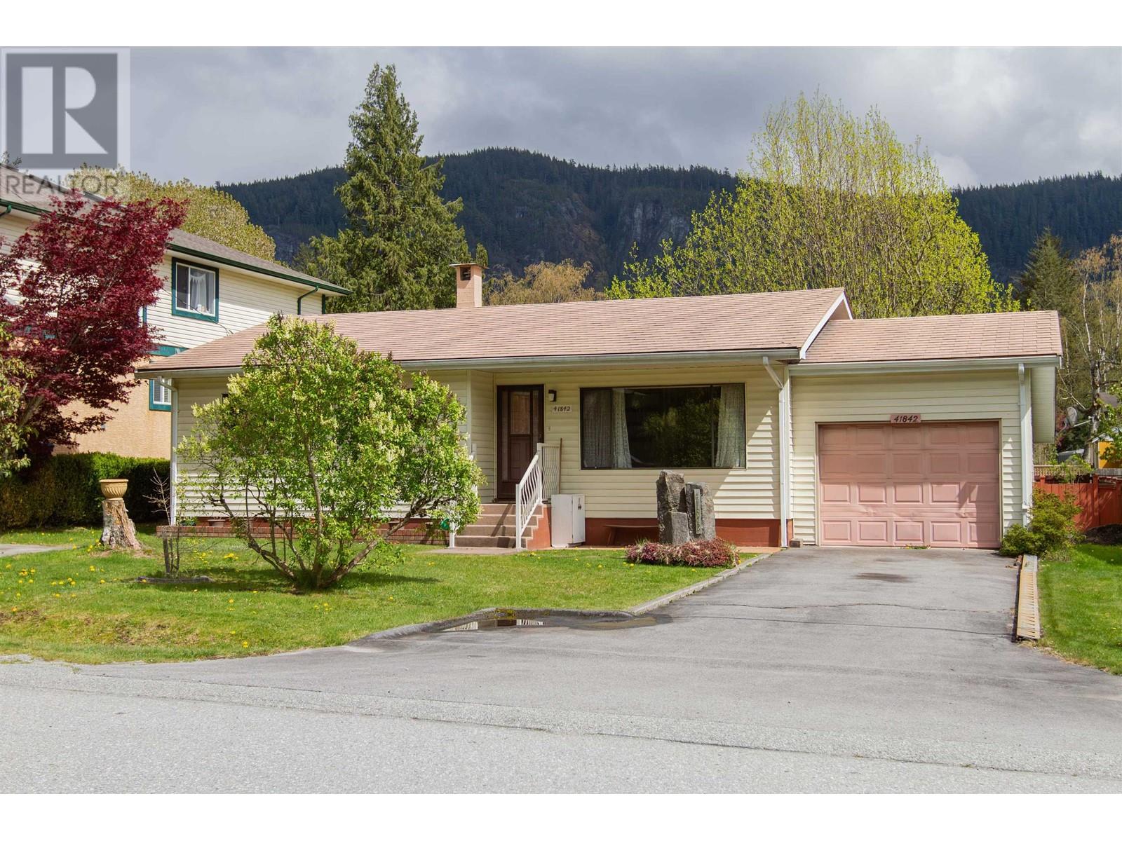 41842 Birken Road, Brackendale, British Columbia  V0N 1H0 - Photo 1 - R2926852