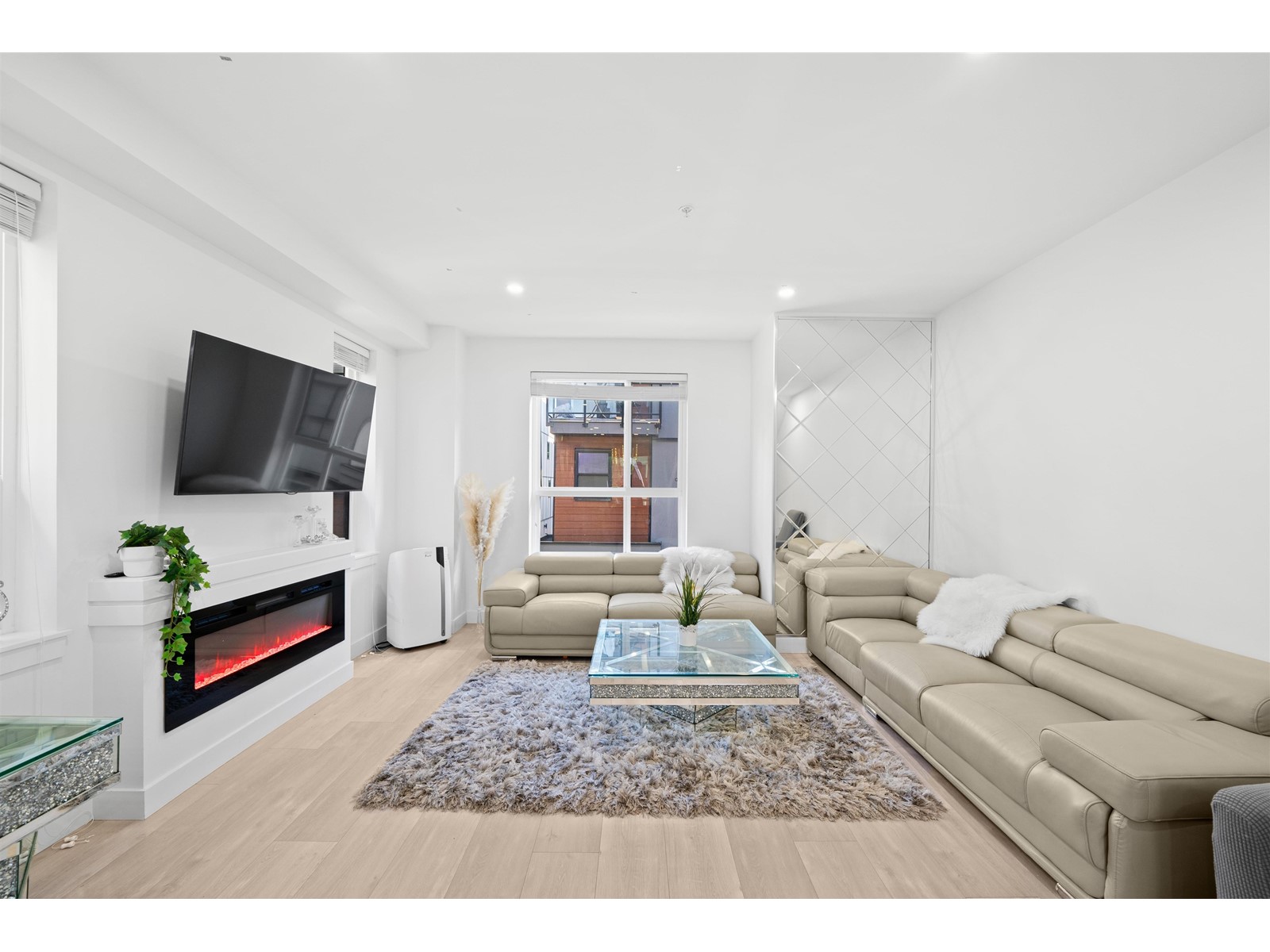 Property at 13 19760 55 AVENUE image 2